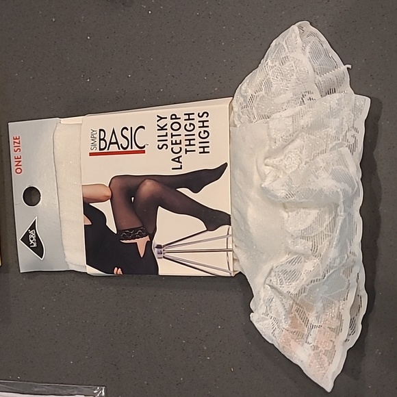 A "goodie bag" - Picture 7 of 11